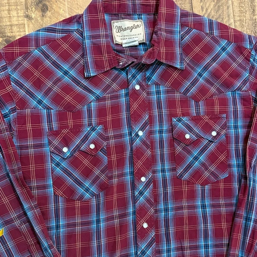 Wrangler Men's Burgundy and Blue Plaid Western Fashion Snap Shirt